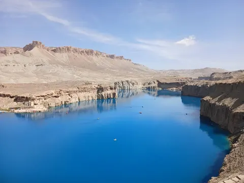 Blue water and limestone cliffs at Band-e Amir